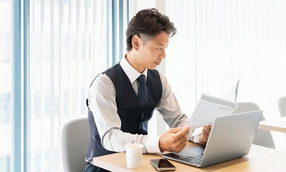 ノートパソコンを使う男性ビジネスマン ノートパソコンを使う男性ビジネスマン 男性,パソコン,ビジネスの写真素材