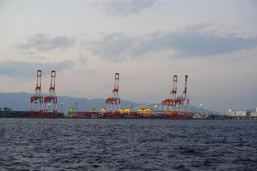 コンテナクレーンのある風景 クレーン,コンテナ,港の写真素材