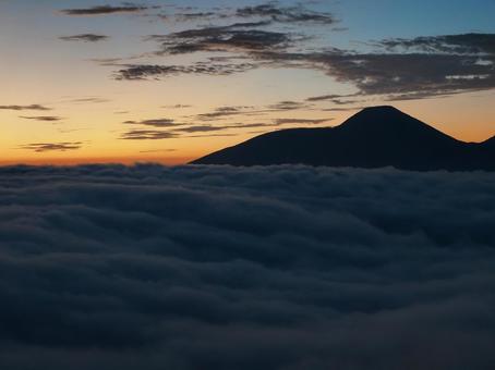 雲海に浮かぶ蓼科山 雲海に浮かぶ蓼科山の写真