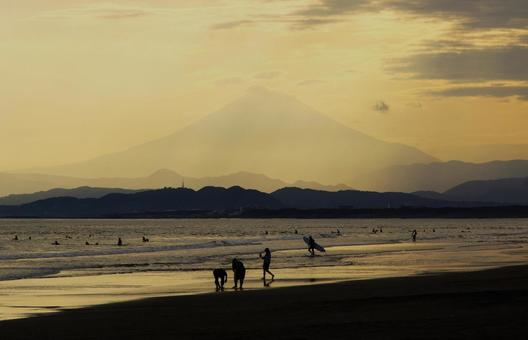 湘南・海辺のシルエット 湘南・海辺のシルエット 湘南,鵠沼海岸,海の写真素材