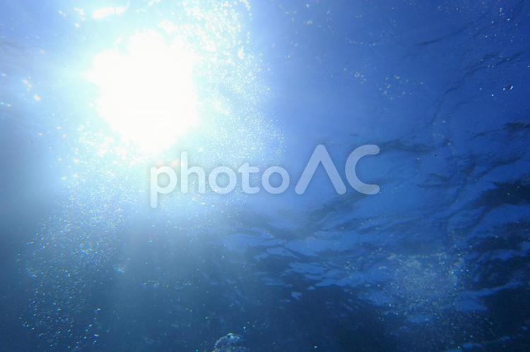 夏の沖縄・青い海の背景／キラキラした壁紙 空,背景,夏の写真素材