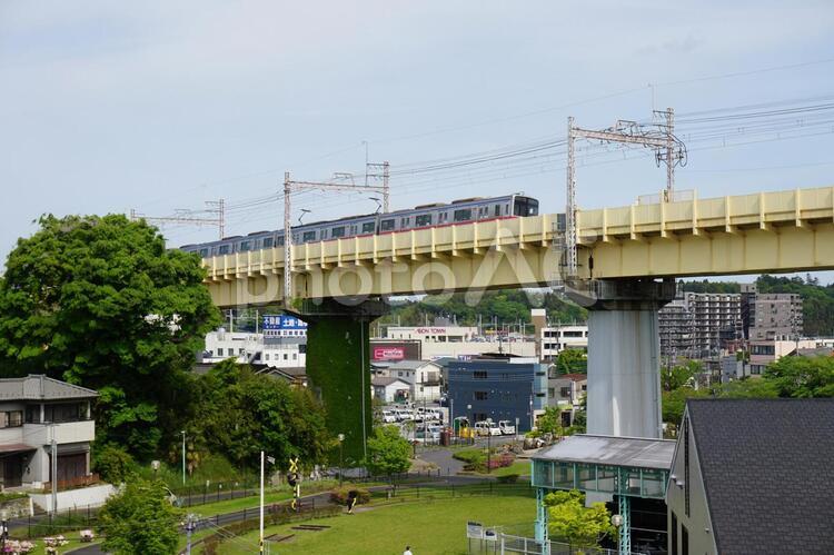 成田駅近く　京成本線の高架を走る電車 成田,成田駅,成田線の写真素材