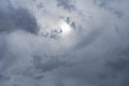うっすら太陽どんよりした暗い曇り空 うっすら太陽どんよりした暗い曇り空 空,雲,暗いの写真素材