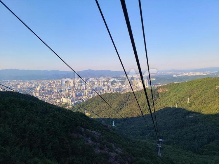 モノレールと街並み 町並み,山,モノレールの写真素材