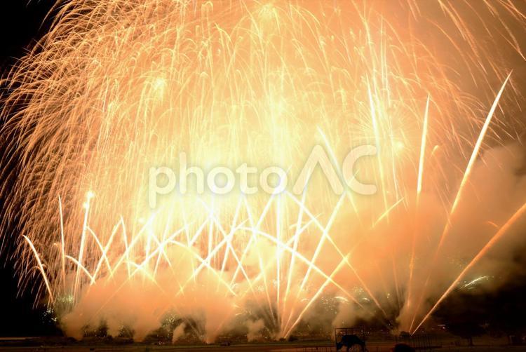 煙に隠れる打ち上げ花火08 打ち上げ花火,花火,長岡花火の写真素材