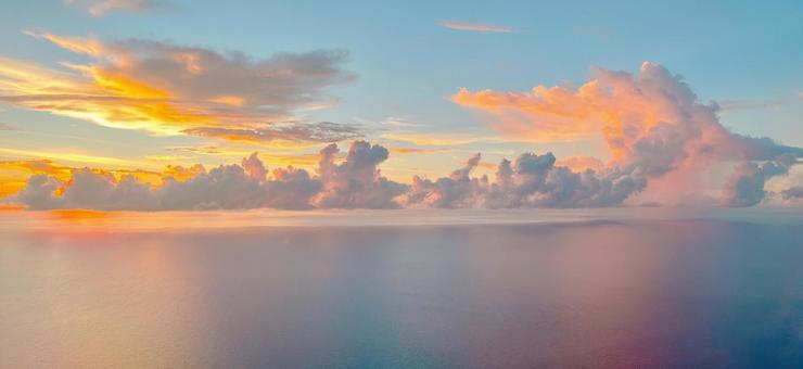 飛行機の窓から眺めた雲海と夕焼けと海景 飛行機の窓から眺めた雲海と夕焼けと海景 飛行機の窓,雲海,夕焼けの写真素材