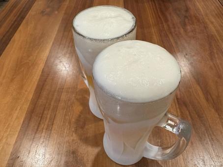 泡たっぷり冷えた生ビールで乾杯! 泡たっぷり冷えた生ビールで乾杯! 生ビール,泡,乾杯の写真素材