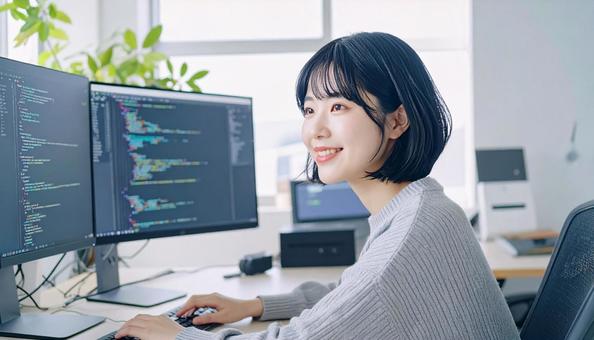 プログラミングをする女性エンジニア プログラミングをする女性エンジニアの写真