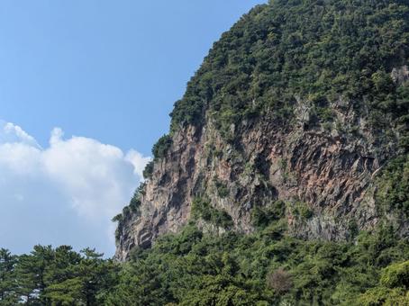 荒々しい岩肌が覗く魚見岳の写真