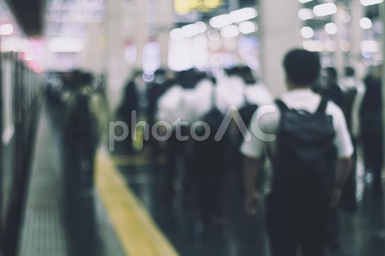 朝の通勤風景 電車,鉄道,ホームの写真素材