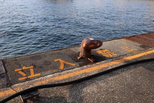 立入禁止表示（広島港の岸壁） 立入禁止,港,海の写真素材