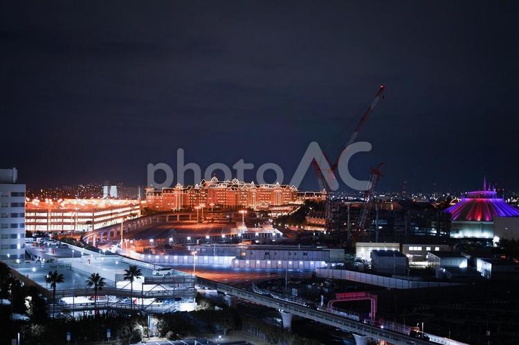ライトアップされた建物とクレーン ライトアップ,夜景,クレーンの写真素材