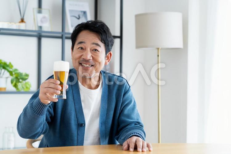 ビールを飲むミドルの男性 ビール,アルコール,飲み物の写真素材