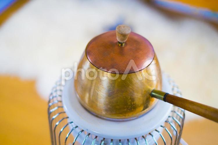 石油ストーブの上の銅の鍋 石油ストーブ,暖房,銅の片手鍋の写真素材