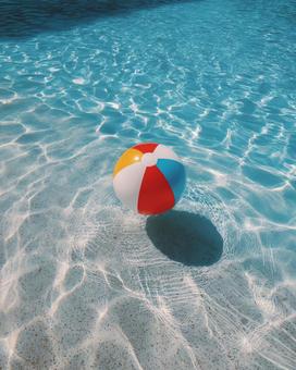水に浮かぶビーチボール 水に浮かぶビーチボールの写真