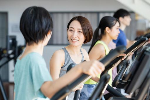 ジムでトレーニングするミドルの女性 ジム,女性,トレーニングの写真素材