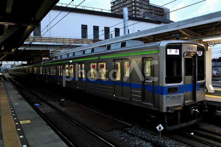 夕暮れ駅の東武10030型 東武10030系,11632編成,東武鉄道の写真素材