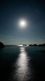 沖縄県慶良間諸島阿嘉島の夜の月 沖縄県慶良間諸島阿嘉島の夜の月 月,海,阿嘉の写真素材