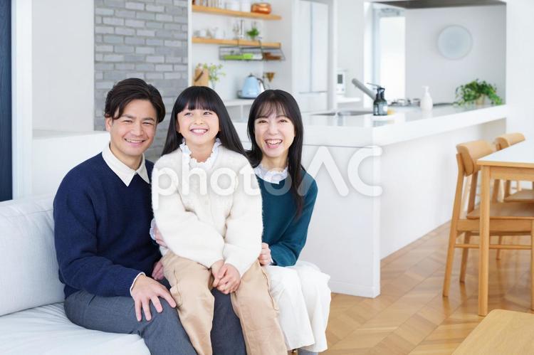 カメラ目線で楽しく座っている家族 家族,男性,女の子の写真素材