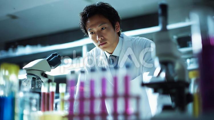 検体を検査する男性の臨床検査技師検体2 検査,検体,男性の写真素材