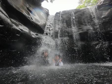 Couple bathed in a waterfall on Iriomote Island, JPG Couple bathed in a waterfall on Iriomote Island, JPG