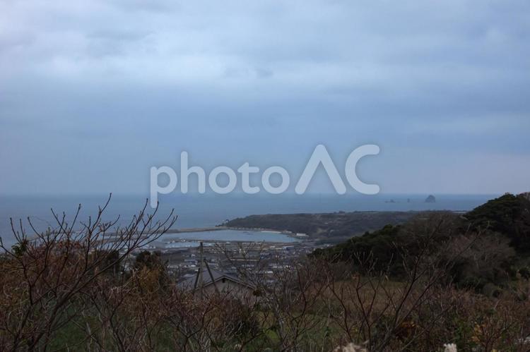 ＜五島の風景＞曇りの鬼岳の麓の海の眺め 風景,空,海の写真素材
