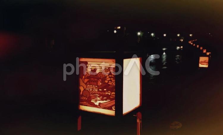 川沿いの行灯 行灯,あんどん,夜景の写真素材