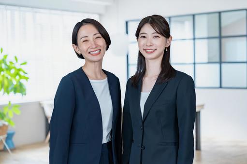 スーツを着た女性二人 ビジネス,転職,屋内の写真素材