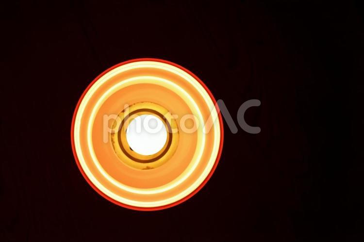 オレンジ　照明　真下から オレンジ,レトロ,照明の写真素材