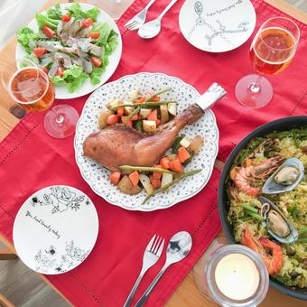 クリスマスのごはん ローストチキン,パエリア,シーフードの写真素材