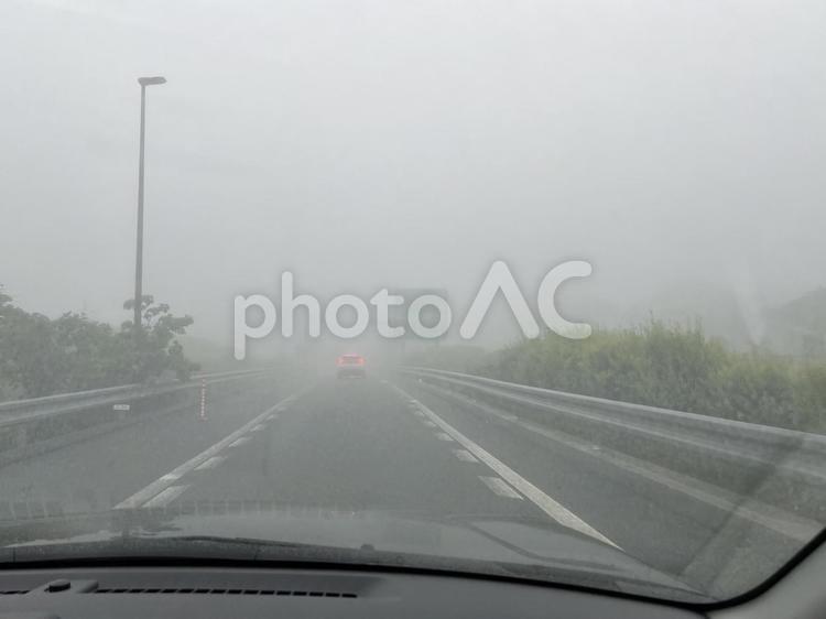 霧雨の高速道路を走行中の車内からの風景 霧,車,自動車の写真素材