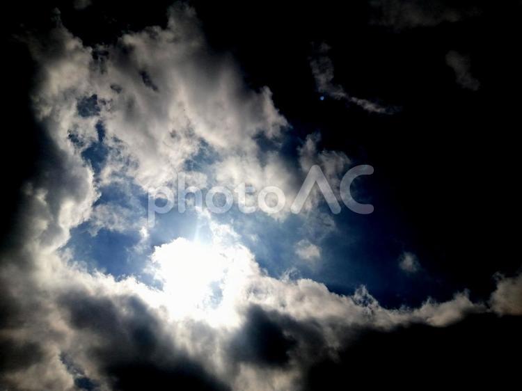 印象的な空　太陽光と雲とダークな空 印象的,ドラマチック,太陽の写真素材