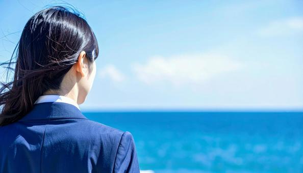 未来を見つめ希望を抱くビジネスマン後ろ姿 未来を見つめ希望を抱くビジネスマン後ろ姿の写真