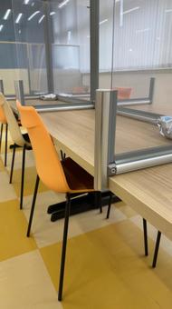 パーテンションの机と椅子の写真