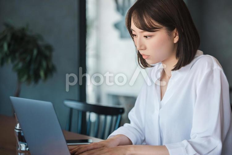 ノートパソコンを使うビジネスウーマン 女性,ビジネス,パソコンの写真素材
