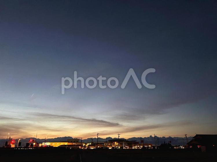 夜まであと少し＿街並み 空,夜,たそがれの写真素材