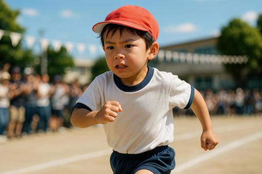 頑張って走る小学1年生の男の子 頑張って走る小学1年生の男の子の写真