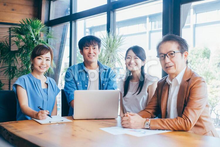 カジュアルな会社のスタッフミーティング 会議,ミーティング,会社の写真素材