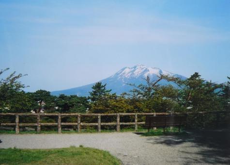 津軽富士と呼ばれる岩木山と公園 津軽富士と呼ばれる岩木山と公園 津軽富士,岩木山,ベンチの写真素材