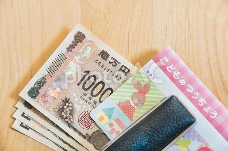 銀行通帳と現金と印鑑 通帳,貯金,銀行の写真素材
