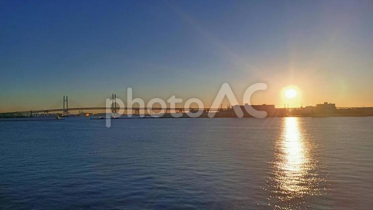 みなとみらい　日の出 日の出,海,たそがれの写真素材