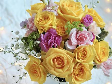 黄色のバラの花束ズームとフェアリーライト 黄色のバラの花束ズームとフェアリーライト 花,バラ,黄色の写真素材