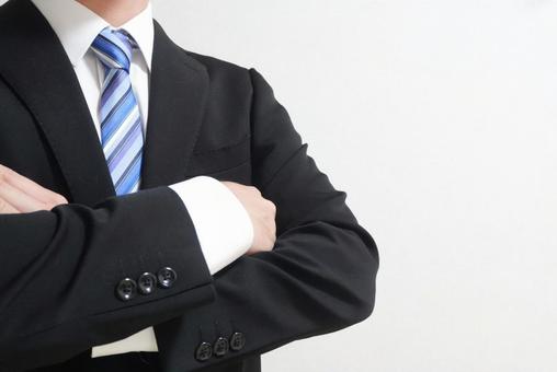 腕組みをするビジネスマン② 腕組みをするビジネスマン② 腕を組む,考える,悩むの写真素材