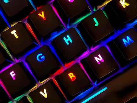 カラフルに光るゲーミングキーボード カラフルに光るゲーミングキーボード ゲーミングキーボード,カラフル,光るの写真素材