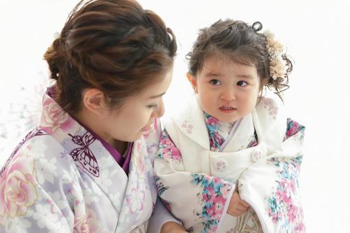 七五三で着物を着る親子 七五三で着物を着る親子 七五三,子供,着物の写真素材