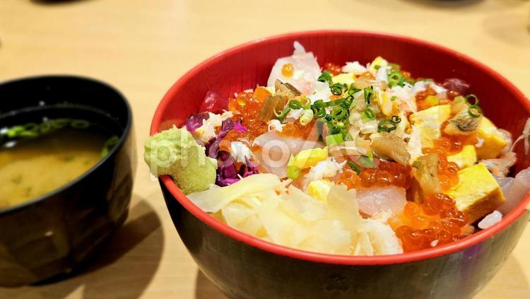 海鮮ちらし丼 海鮮丼,ちらし寿司,和食の写真素材