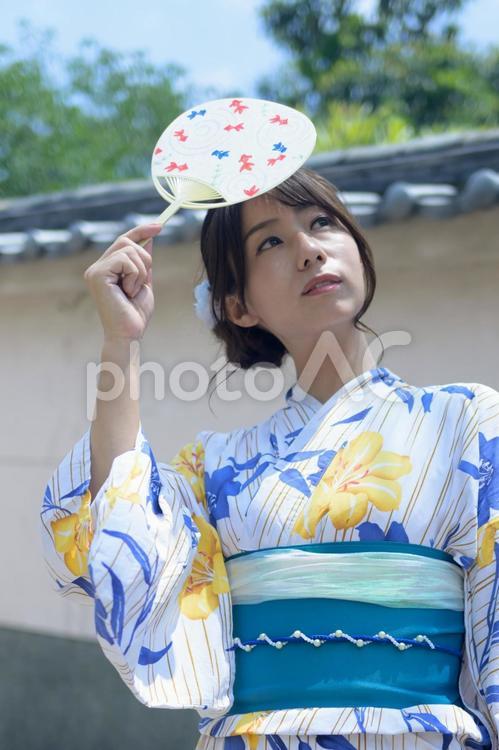 浴衣を着た団扇を持った女性 浴衣,着物,ポートレートの写真素材