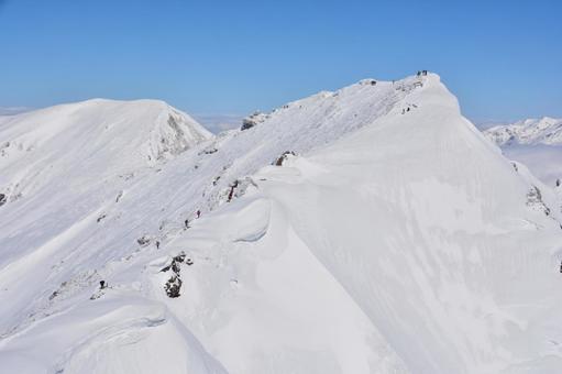 雪の谷川岳山頂トマの耳から見るオキの耳 雪山,冬山,谷川岳の写真素材