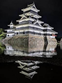 国宝松本城と水溜りに映る逆さ天守【夜景】 国宝松本城と水溜りに映る逆さ天守【夜景】 松本城,天守,国宝の写真素材
