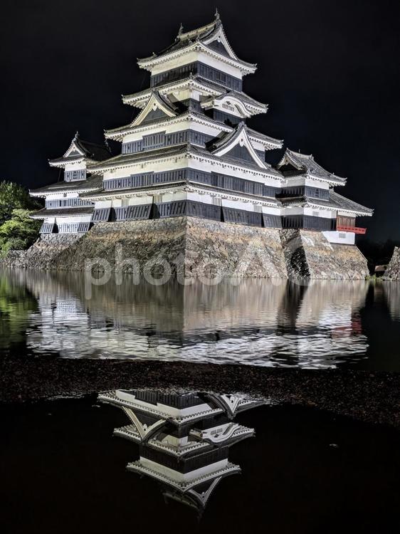 国宝松本城と水溜りに映る逆さ天守【夜景】 松本城,天守,国宝の写真素材